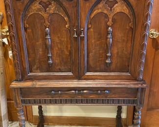 The Wolf Industries, also referred to as “The Wolf Ingenuities” based in Kokomo, Indiana, U.S.A. “A Mastercraft Cabinet” uses for radio components, 1920’s-1930’s