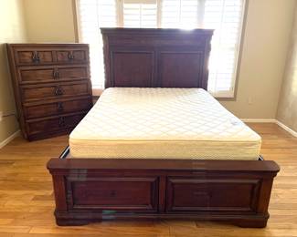 Queen size contemporary classic platform bed