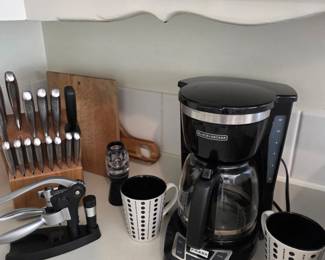 coffee maker almost new, set of knives
