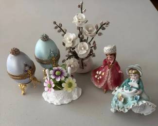 HKF058 - Multi-pairs of Fabergé-like eggs, Miniture bouqets & Dolls 
