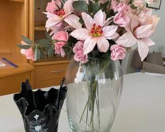 HKF067 - Two Stylish Vases For Your Decor!