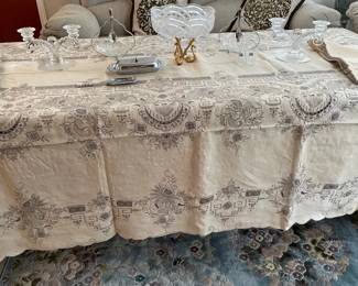 HKF184 - A Table Setting Fit For A Queen 