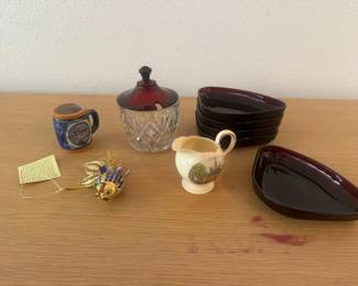 HKF181 - Assortment of Kitchen cups/pots & plates 