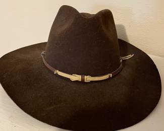 Mans felt cowboy hat
