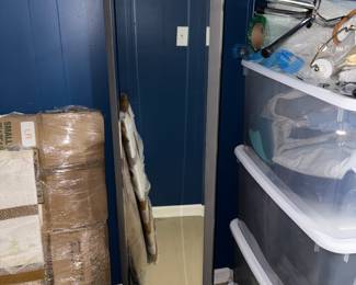 Nice swivel dressing mirror. There is tape residue at the top of the mirror, not damage. Someone taped it so it wouldn’t move in transit.