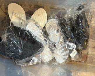 Size 7 new flip flops. I forgot the brand but they are name brand because my tenant only bought name brand!