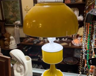 Underwriter's Laboratories MCM portable enameled lamp or desk lamp