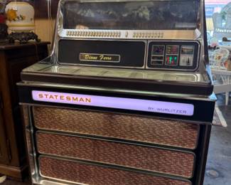 Statesman Juke box full of records