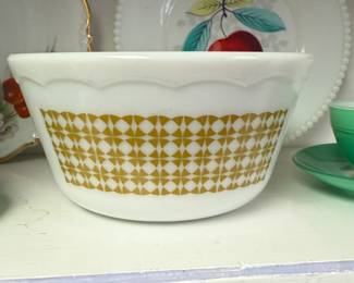 Vintage Hazel-Atlas Platonite mixing bowl 