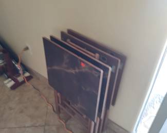 Set of TV trays or tables in very good condition