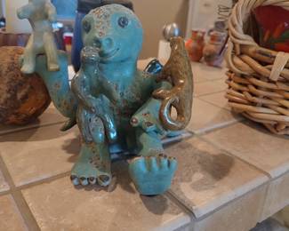 Primitive looking art.  Looks like a lizard version of the storyteller dolls