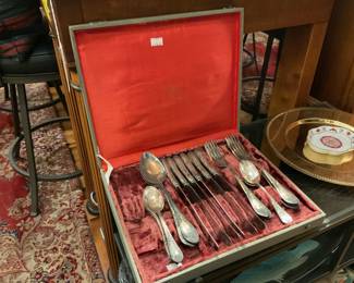 Stainless steel dinner utensil set