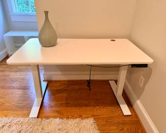 Adjustable standing desk