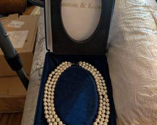 Pearl (?) necklace
