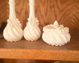 Vintage Ardalt Lenwile Japan Verithin Porcelain Floral Vanity Perfume/Powder Set.
The set is a charming and elegant collectible item with delicate floral designs.
It typically includes two perfume bottles/decanters and one powder container.