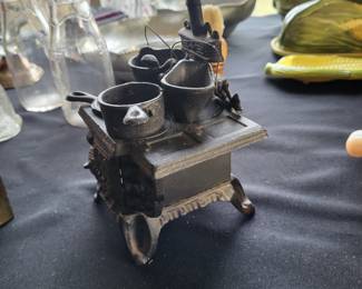 an Old Mountain cast iron miniature "Queen" box stove set, which is a replica of traditional stoves from the 19th century.