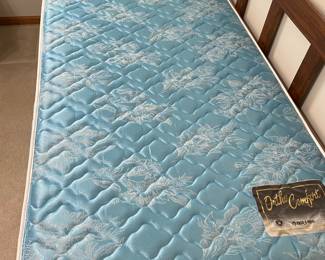 Wooden Twin - size Daybed with a mattress