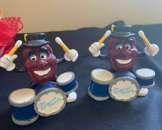 vintage California Raisins figurines, specifically the 1988 PVC figures produced by Applause.