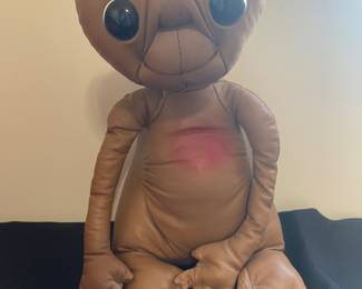a vintage 1982 Kamar E.T. the Extra-Terrestrial plush doll. It was produced by Kamar International for Universal Studios in 1982.