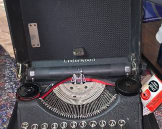 Vintage Underwood Portable Typewriter in great condition
