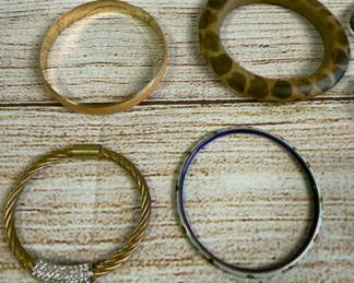 Lot of 30 Vintage & Modern Costume Bracelets Bangles Cuffs Chains 1lb