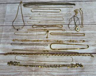 Lot of 20 Costume Jewelry Necklaces Gold & Silver Tone Chains Craft Lot