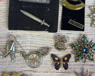 Diverse Lot of 30+ Vintage & Modern Costume Jewelry Pins Pendants - Gold Plated, Rhinestone