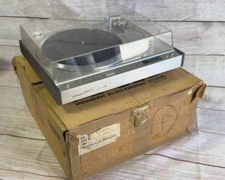 Pioneer PL-630 Vintage Turntable FOR PARTS/REPAIR w/ Original Box
