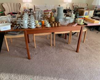 Extendable dining table with chairs