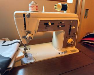 Circa 1930s Singer Touch & Sew Model 640 Sewing Machine & Cabinet