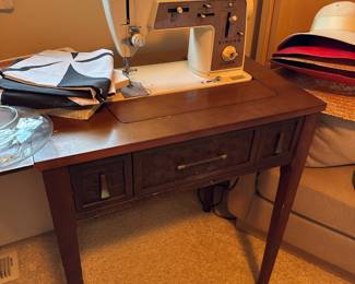 Circa 1930s Singer Touch & Sew Model 640 Sewing Machine & Cabinet