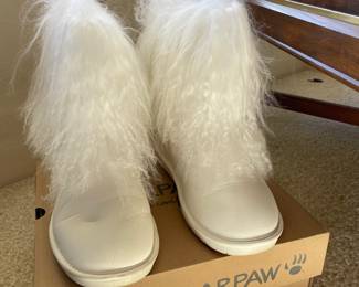 BEARPAW White Boots with White Curly Lamb Fur – Size 9