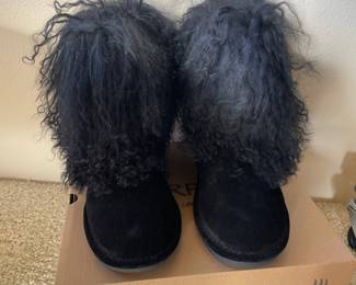 BEARPAW Black Boots with Black Curly Lamb Fur – Size 9