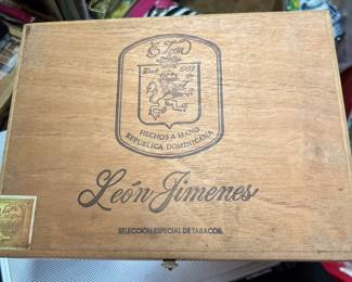 E Leon Jimenez Republica Dominicans Empty Wooden Cigar Box