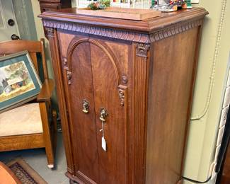 Beautiufl Oak Mix Wood lift top Chest and storage Great for a bar.