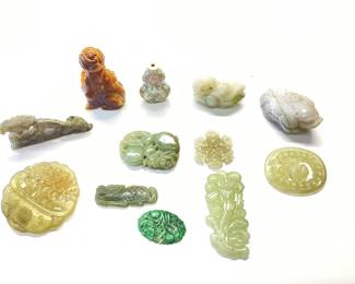 ASIAN CARVED JADE, TIGERS EYE AND MOTHER OF PEARL VTG SNUFF BOTTLES AND BEAUTIFUL CRAVINGS OF JADE FOR JEWELRY