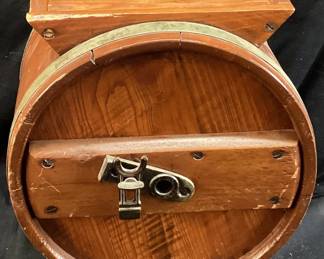 ANTIQUE WOOD HAND CRANK BARREL BUTTER CHURN, MISSING HANDLE NO SHIPPING PICKUP ONLY