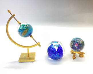 OCEAN ART GLASS GLOBE, PAPERWEIGHT AND SPHERE ON A BRASS STAND SIGNED JS96 (JOSH SIMPSON)