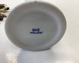 BLUE WILLOW HAT PEN DISPLAY WITH STERLING HAT PEN WITH SMALL THIMBLE STYLE HAT PEN DISPLAY AND ASSORTED PENS