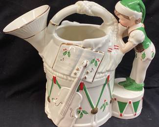 LENOX SANTAâ€™S HOLIDAY WORKSHOP FRENCH HORN PITCHER
