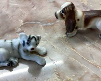 CHINESE ZODIAC GLASS MINIATURES IN ORIGINAL BOX THIS LOT FEATURES THE TWELVE ANIMALS CELEBRATING THE CHINESE ZODIAC IN ORIGINAL BOX. INCLUDES PORCELAIN TIGER AND DOG