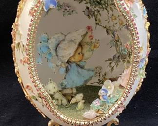 VTG. FABERGE STYLE HAND DECORATED PRECIOUS MOMENTS STYLE DIORAMA OSTRICH EGG, FLORAL ACCENTS, ORNATE GOLD TONE STAND, 6in H, ONE OF A KIND NO SHIPPING PICKUP ONLY