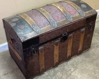  ANTIQUE DOME TOP STEAMER TRUNK w RED ACCENTS NO SHIPPING PICKUP ONLY
