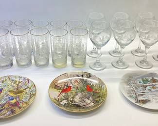 10 VINTAGE LIBBEY PINES HIGHBALL GLASSES, 7 LIBBEY WINTER WONDERLAND WINE GOBLETS, TWO FRANKLIN MINT HEIRLOOM PLATES WITH BIRDS AND ONE ROBERT LAESSIG PLATE