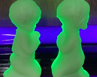 1973 FENTON URANIUM PRAYING BOY & GIRL FIGURINES 3.75in H