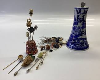 BLUE WILLOW HAT PEN DISPLAY WITH STERLING HAT PEN WITH SMALL THIMBLE STYLE HAT PEN DISPLAY AND ASSORTED PENS