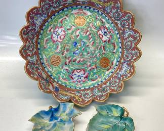 ORIENTAL PORCELAIN AND CHINA LOT THIS LOT HAS A BEAUTIFUL HAND PAINTED PORCELAIN ROSE CANTON STYLE 9" BOWL FEATURING A FENGHUANG BIRD, DRAGON AND SHOU SYMBOL. ALSO 2 JAPANESE SHOFU CHINA GILDED LEAF TRINKET DISHES. A PERFECT ADDITION TO SOMEONES COLLECTION.