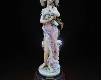 Giuseppe Armani Porcelain Figurine of a Lady with Hat and Flowers 202E "Daisy" 1994. Measures