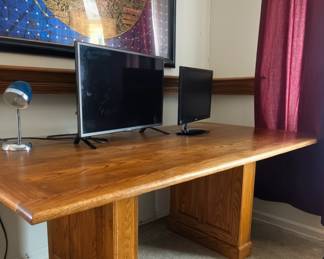Beautiful oak desk or dining room table.