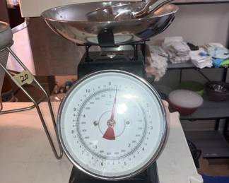 kitchen scale with tray